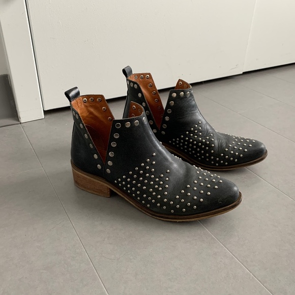 boots - Picture 1 of 3